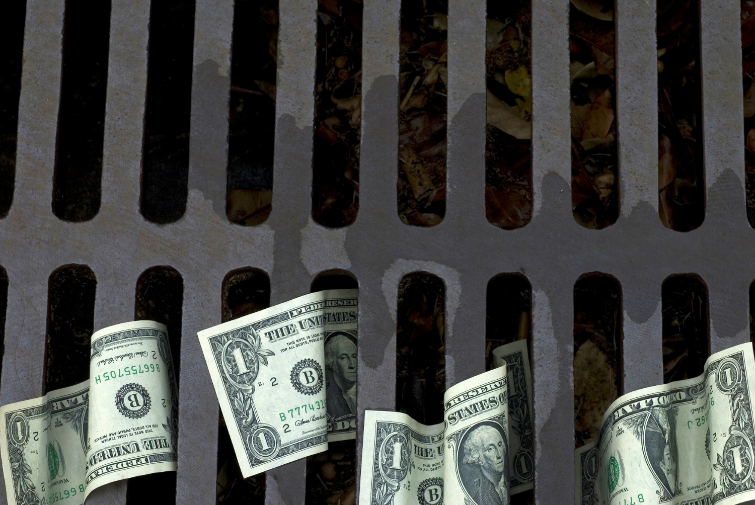 Strong Dollar Pressures Commodities Despite Oil Swings